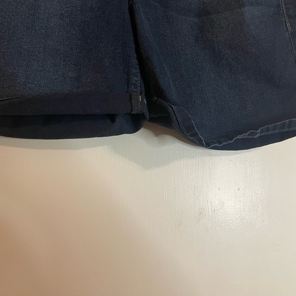 American Vintage dark denim short. Size 2. Good condition. - Picture 3 of 4